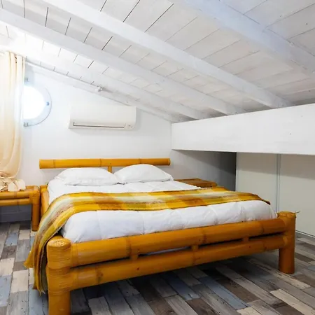 Exceptionelle Les Pieds Dans L'eau Hyères